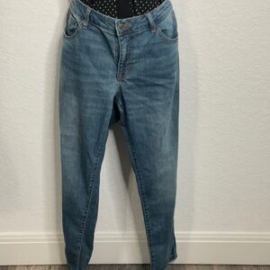 Frye EUC Size 12 Boyfriend Tapered Leg Jeans. Inseam 29” Waist 34” Rise 10”